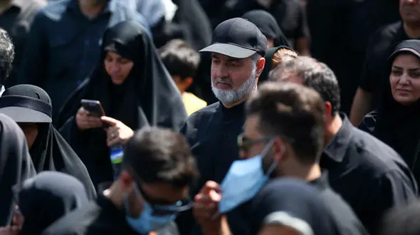 شباهت فوق العاده مرد ایرانی به شهید سلیمانی در مراسم تشییع رئیس جمهور شهید و یارانش ! / این مرد با کلاه معروف حاج قاسم کیست ؟!