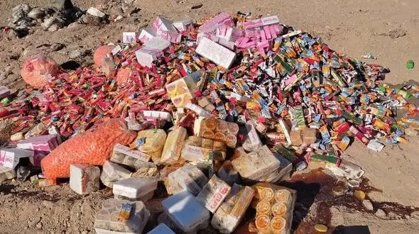 کشف و توقیف ۱۳۰۰ کیلوگرم نوشابه، خیارشور و پفک تاریخ مصرف گذشته در آبادان 