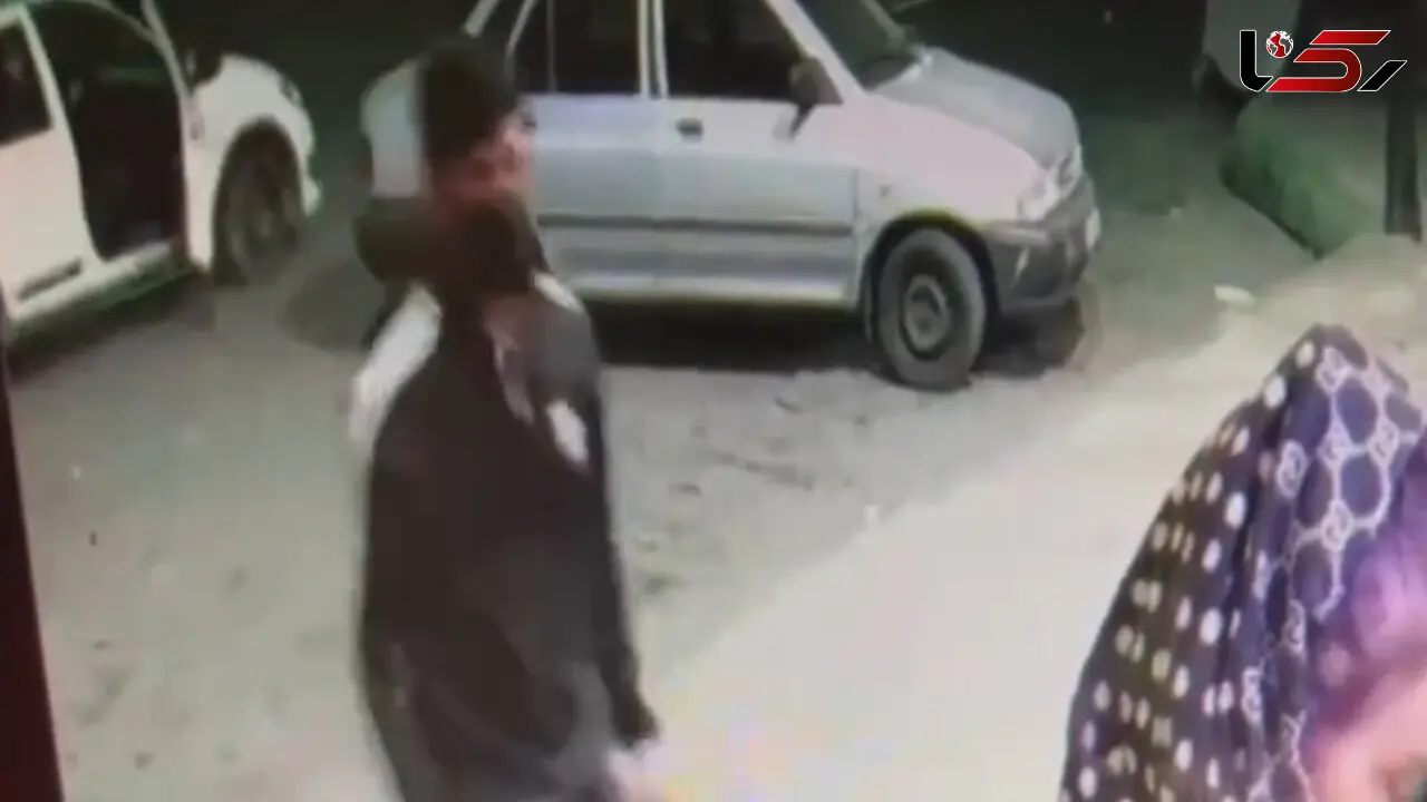 فیلم سرقت برق‌آسای موبایل دختر جوان مقابل عابربانک / سارق با خودرو پا به فرار گذاشت