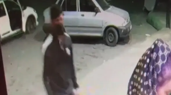 فیلم سرقت برق‌آسای موبایل دختر جوان مقابل عابربانک / سارق با خودرو پا به فرار گذاشت