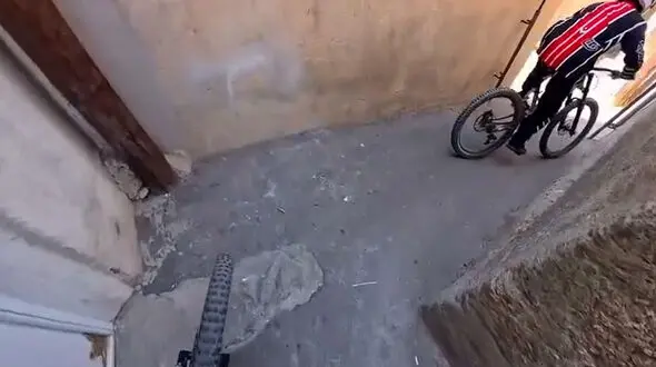 از دختران دوچرخه سوار ایرانی در کوچه های تنگ و باریک تا نقاشی‌هایی که از بوم فرار می‌کنند