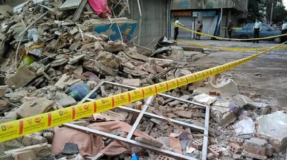 ریزش وحشتناک ساختمان قدیمی در خیابان جمهوری + عکس