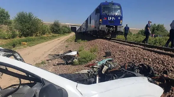 تصادف وحشتناک قطار مسافربری با تیبا در ورامین