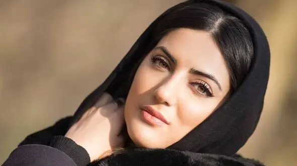 فیلم / چیدمان اشرافی و اروپایی آپارتمان هلیا امامی / انگار پاریسه  اثری از فرش ایرانی و المان های ایرانی نیست انگار پاریسه ! / از ست کردنرنگ فندقی ز مبلمان تا پرده ها و میز ناهارخوری
