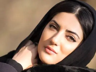 فیلم / نگاهی به چیدمان سوپر لوکس و اروپایی خانه مجردی هلیا امامی / از لوسترهای مینیمال تا  پردههای پانچی خوشرنگ .../ جهیزیه اش برای عروس شدن کامل و لاکچریه ...