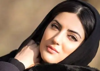 استایل جذاب و کمتر دیده شده از هلیا امامی برای  اکران فیلم! دامن شلواری پلیسه به این شیکی دیده بودید؟