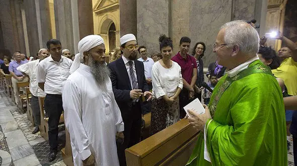 فتوای یک کشیش: زنان چاق به بهشت نمی‌روند! 