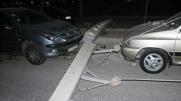 درخت شکست تیر برق را روی 3 خودرو انداخت + عکس