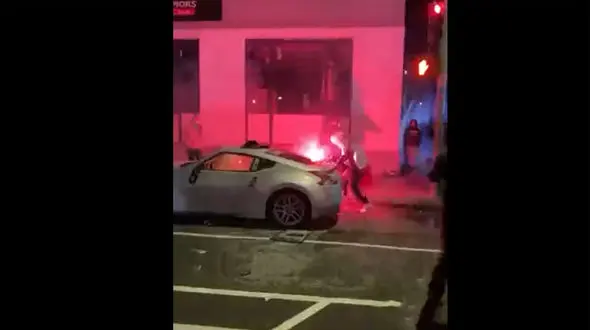 ببینید / اقدام وحشیانه جوانان اوکلندی / کتک‌کاری و به آتش کشیدن خودروها وسط خیابان! + فیلم