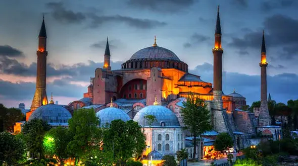 سالانه دو و نیم میلیون نفر ایرانی به عنوان گردشگر به ترکیه سفر می‌کنند
