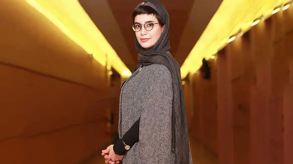 تنها چیزی که باعث شد کاناپه دیده نشود کلاه گیس ها بود