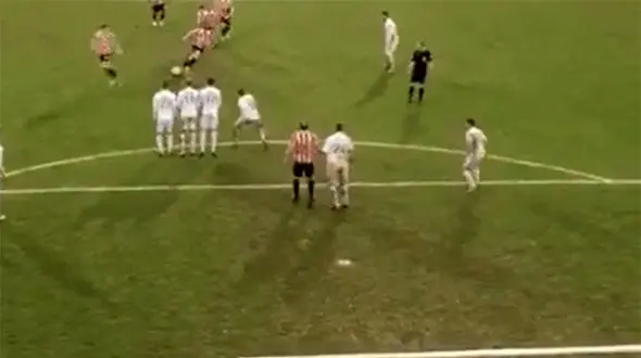 فیلم عجیب ترین ضربه ایستگاهی در فوتبال + عکس