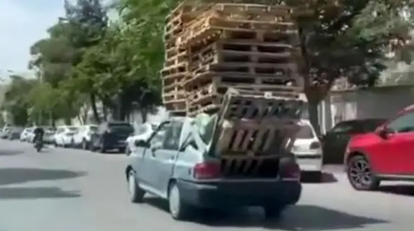 ببینید | حرکت عجیب راننده پراید برای صرفه‌جویی در هزینه وانت برای جابه‌جایی بار! + فیلم