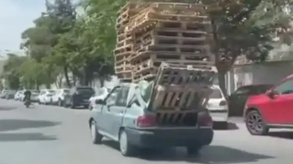 ببینید | حرکت عجیب راننده پراید برای صرفه‌جویی در هزینه وانت برای جابه‌جایی بار! + فیلم