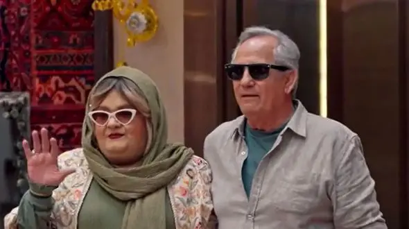 کاغذ دیواری و میز ناهارخوری خانه آقای اکبر عبدی که این روزها فحش می‌خورد