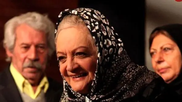  «لیلا فروهر در آغوش شهلا ریاحی» در نمایی از فیلم چهار خواهر؛ سال 46