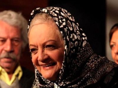  «لیلا فروهر در آغوش شهلا ریاحی» در نمایی از فیلم چهار خواهر؛ سال 46
