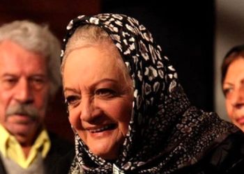  «لیلا فروهر در آغوش شهلا ریاحی» در نمایی از فیلم چهار خواهر؛ سال 46