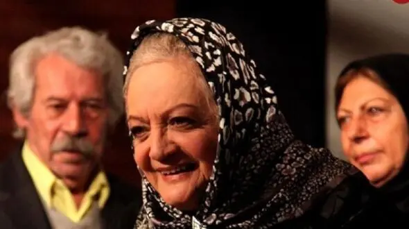  «لیلا فروهر در آغوش شهلا ریاحی» در نمایی از فیلم چهار خواهر؛ سال 46