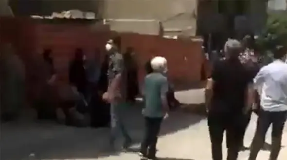 فیلم خودکشی دختر نوجوان ایرانی / ضجه مادر بالای سر جنازه