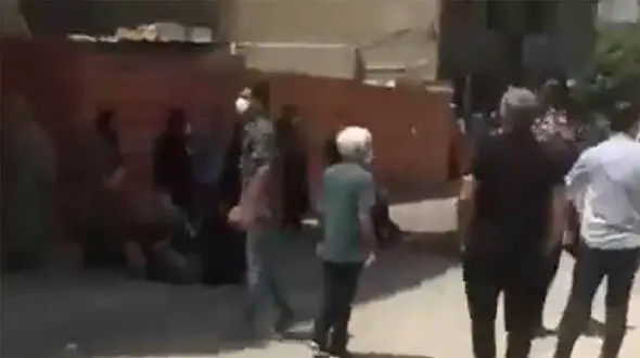 فیلم خودکشی دختر نوجوان ایرانی / ضجه مادر بالای سر جنازه