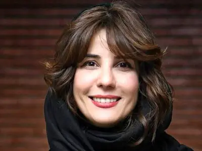 فیلم/ نهایت تلاش سارا بهرامی برای عادی سازی پوشیدن لباس تکراری/ وقتی سارا بهرامی مفهوم «پایداری مد» را زنده می کند