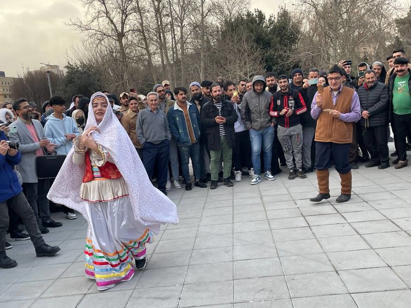 نمایش خیابانی چهل و دومین جشنواره بین‌المللی تئاتر فجر عکسها