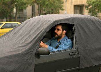 خلاقیت خنده‌دار راننده ایرانی در رانندگی با چادر تاریخ ساز شد/ بفرما تکنولوژی وطنی از شهر عجایب