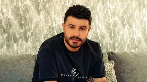 فیلم/ نگاهی به آشپزخانه دلباز و غرق در نور منزل پیمان طالبی؛ از کابینت‌هایی مد روز و خوشرنگ تا لوازم برقی لاکچری و کافه‌بار مخصوص آقای مجری