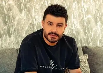 فیلم/ نگاهی به آشپزخانه دلباز و غرق در نور منزل پیمان طالبی؛ از کابینت‌هایی مد روز و خوشرنگ تا لوازم برقی لاکچری و کافه‌بار مخصوص آقای مجری