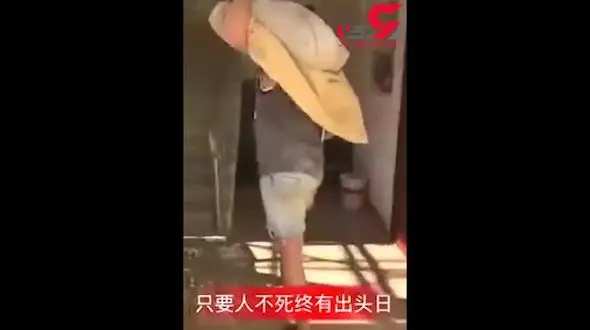 مرد یک پا کولبری می کند! / او می توانست گدایی کند اما غیرت دارد! + تصویر