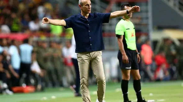 یحیی گل محمدی به فوتبال برمی گردد/ امپراتور سرمربی فولاد می شود؟