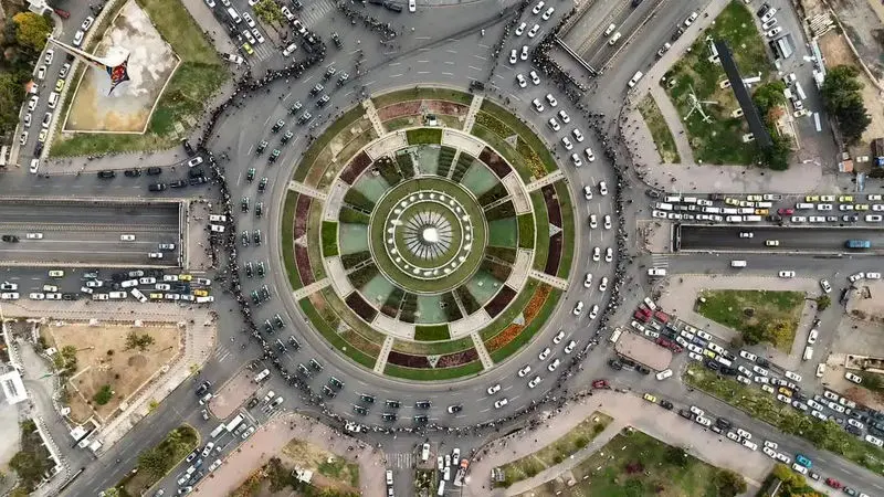  رژه بزرگ پلیس سوریه با حضور ناوگان تازه‌نفس خودروهای جدید و پرواز بالگردها