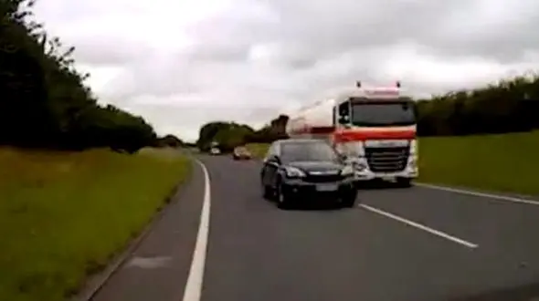 اقدام جنون آمیز راننده ای که خلاف جهت ماشین ها می راند + فیلم