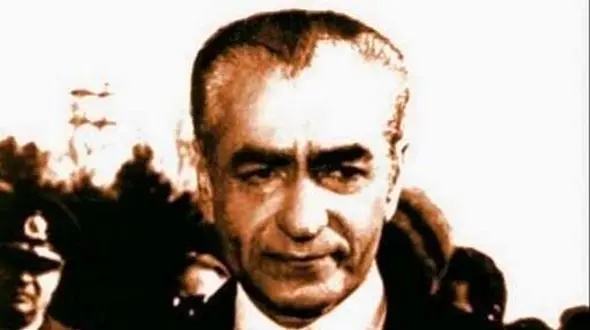 عکس/  حک کردن تصویر محمدرضا شاه پهلوی با دندان های لمینیت شده در پس کله یک آقا 