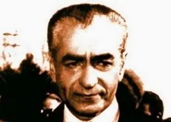 عکس/  حک کردن تصویر محمدرضا شاه پهلوی با دندان های لمینیت شده در پس کله یک آقا 