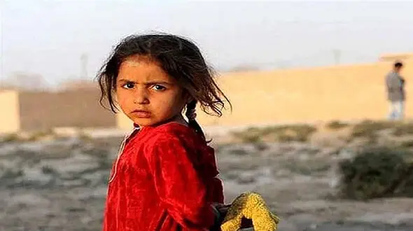 مهربانی مرزبانان ایرانی با فریبا دختربچه افغان / تصویری از اوج انساندوستی