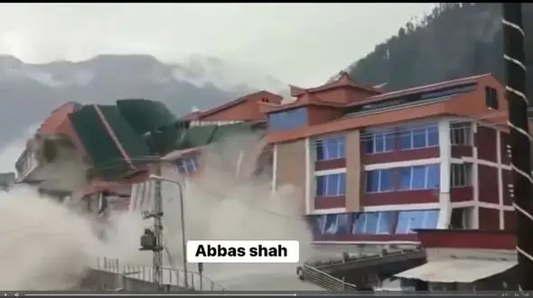 ببینید /  تصاویری از لحظه ریزش هولناک هتلی در پاکستان پس از وقوع سیلاب + فیلم