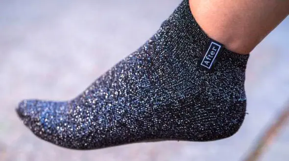 سود کلان زن و شوهر از فروش جوراب عجیب + عکس