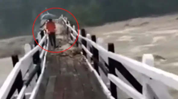 فیلم گرفتار شدن مرد جوان تک و تنها در سیل