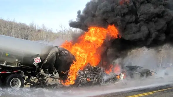 فیلم وحشتناک از لحظه آتش گرفتن یک کامیون در جاده شیراز / ببینید