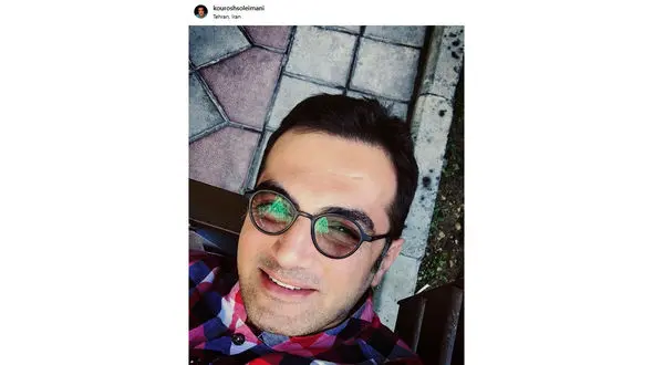 ژست متفاوت آقای بازیگر با عینک رنگی 