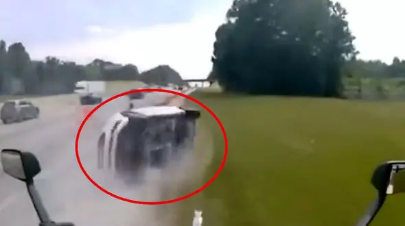 فیلم لحظه تصادف هولناک کامیون با خودرو سواری در بزرگراه