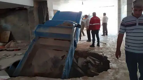 فرو رفتن نیسان آبی به داخل زمین در پارکینگ / در گرمسار رخ داد + عکس