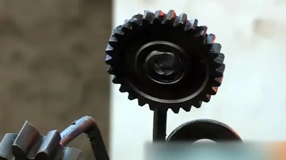 خلق آثار هنری از ضایعات خودرو + فیلم 