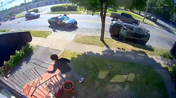 صحنه معلق زدن شاسی بلند در تعقیب و گریز پلیس ! / در نیویورک رخ داد +فیلم