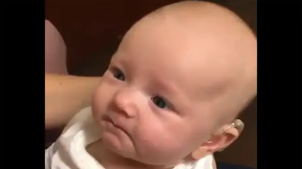 ببینید/ با دیدن این ویدیو قند در دلتان آب می‌شود / واکنش نوزاد ناشنوا پس از شنیدن صدای مادرش 