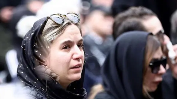 به بهانه سالگرد فوت آتیلا پسیانی یادی کنیم از حضور پرشور هنرمندان در مراسم تشییع باشکوه ستاره سینمای ایران: از اشک های دخترش ستاره تا چهره غمگین رامبد جوان، محسن تنابنده و