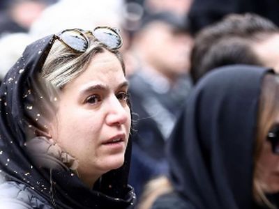 به بهانه سالگرد فوت آتیلا پسیانی یادی کنیم از حضور پرشور هنرمندان در مراسم تشییع باشکوه ستاره سینمای ایران: از اشک های دخترش ستاره تا چهره غمگین رامبد جوان، محسن تنابنده و