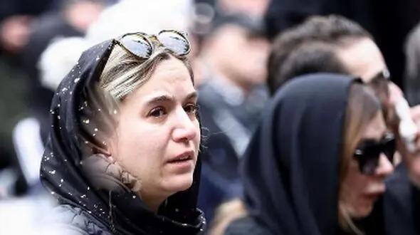 به بهانه سالگرد فوت آتیلا پسیانی یادی کنیم از حضور پرشور هنرمندان در مراسم تشییع باشکوه ستاره سینمای ایران: از اشک های دخترش ستاره تا چهره غمگین رامبد جوان، محسن تنابنده و